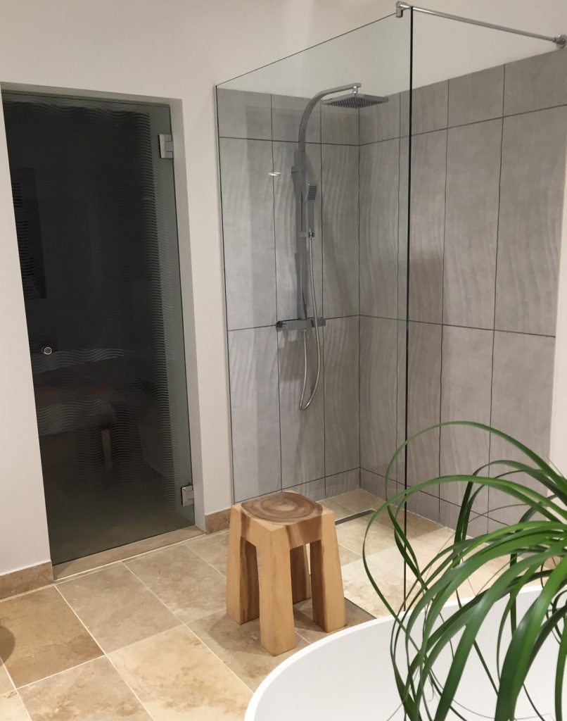 Made to measure shower screens