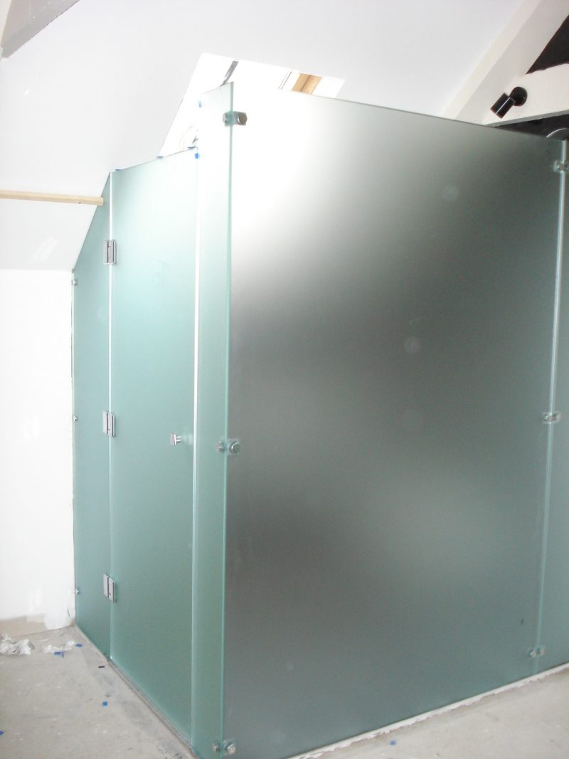 Made to measure shower screens